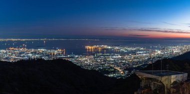 Kobe şehri, Rokko Adası ve RR 'den Port Island' a gece görüşü