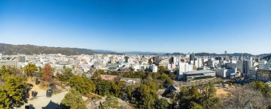 Kochi Kalesi 'nin kalesinden görünen şehir Kochi City, Kochi Bölgesi, Japonya' da bir parkta inşa edilmiş.