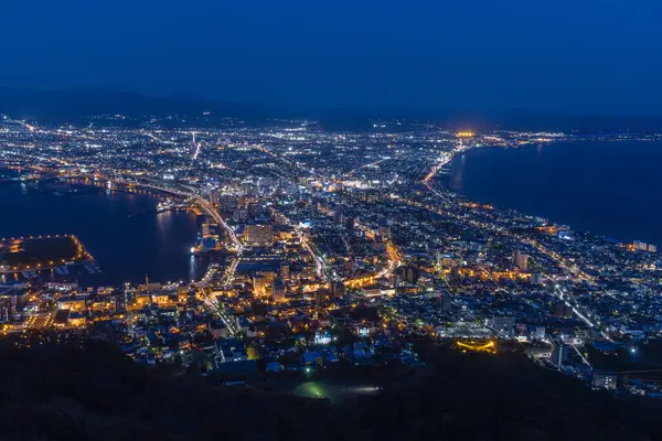 Şehrin gece manzarası ve Tsugaru Boğazı Mt. Hakodate City 'deki Hakodate Gözlemevi, Hokkaido, Japonya