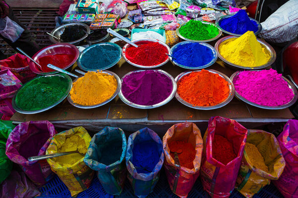 Цветной порошок для праздника весны в Индии
