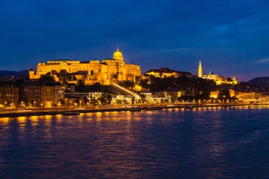 Budapeşte, Macaristan 'daki Budapeşte Kalesi ve Tuna Nehri' ni aydınlattı.
