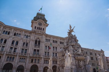 İtalya 'nın Trieste kentindeki İtalyan Birliğinin Meydanı' nda inşa edilen dört kıtanın belediye binası ve çeşmeleri