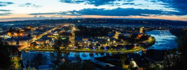 Whanganui, Yeni Zelanda 'daki Dury Hill' den Akşam Manzarası ve Whanganui Nehri 