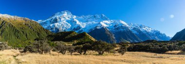 Sefton Dağı, Yeni Zelanda 'daki Aoraki Mount Cook Ulusal Parkı' ndaki Hooker Valley Pisti 'nden görüldüğü gibi.