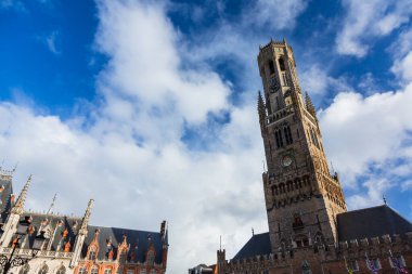 Bruges, Belçika 'da bir Dünya Mirası Alanı olan Bruges' ün tarihi bölgesindeki Markt Meydanı 'ndaki devlet hükümet binası ve çan kulesi.