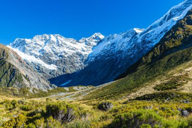 Sefton Dağı, Yeni Zelanda 'daki Aoraki Mount Cook Ulusal Parkı' ndaki Hooker Valley Pisti 'nden görüldüğü gibi.