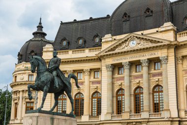 Romanya 'nın Bükreş kentindeki Üniversite Merkez Kütüphanesi ve Binicilik Heykeli