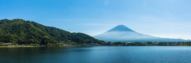 Mt. Fuji, Japonya 'nın Yamanashi ilindeki Kawaguchiko gölünde görüldü.