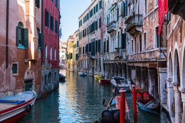 Venezia (İngilizce: Venedik), İtalya 'nın kuzeydoğusunda yer alan bir şehirdir. Eşsiz mimarisi, karmaşık kanal sistemi ve zengin kültürel mirasıyla tanınır..