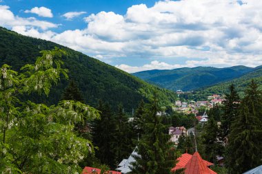 Romanya 'nın Sinaia kentindeki dağlarla çevrili bir kasaba.