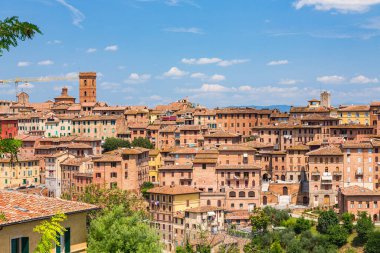 İtalya 'nın Siena tepelerinden görünen eski bir kasaba