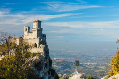 San Marino. Guaita Dağı 'nın üzerine inşa edilen ilk kale. San Marino' nun tarihi bölgesinde bir dünya mirası alanı.