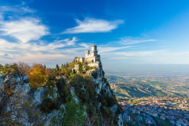 San Marino. Guaita Dağı 'nın üzerine inşa edilen ilk kale. San Marino' nun tarihi bölgesinde bir dünya mirası alanı.