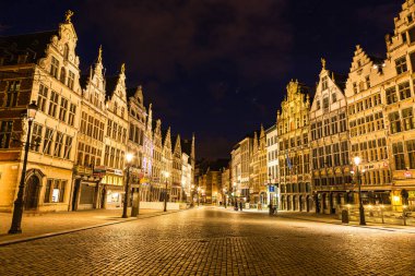 Antwerp, Belçika 'da Grote Markt' ın önündeki gece görüşü