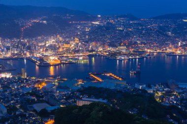 Japonya 'nın Nagasaki şehrindeki üç büyük gece manzarasından biri olan Inasayama Zirvesi Gözlemevi' nden gece görüşü