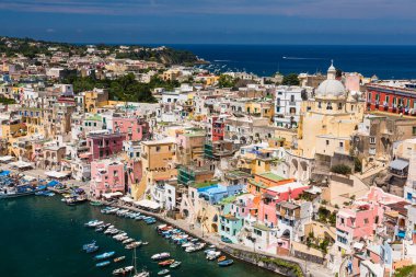 İtalya 'nın Procida bölgesindeki Terra Mulata bölgesindeki gözlem güvertesinden çarpışan kıyılar.