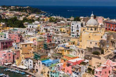 İtalya 'nın Procida bölgesindeki Terra Mulata bölgesindeki gözlem güvertesinden çarpışan kıyılar.