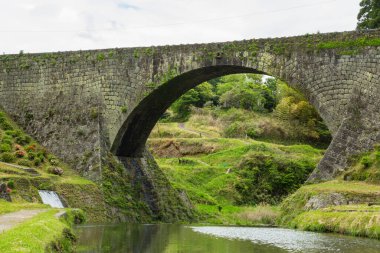 Yamato-cho, Kamimashiki-gun, Kumamoto Bölgesi, Japonya 'daki Gorogataki Nehri üzerindeki bir su yolu köprüsü.