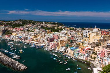 İtalya 'nın Procida bölgesindeki Terra Mulata bölgesindeki gözlem güvertesinden çarpışan kıyılar.