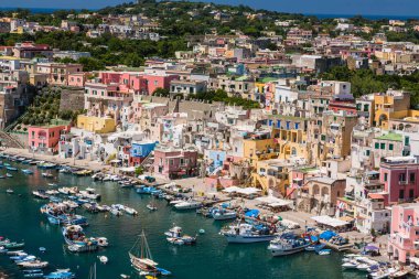 İtalya 'nın Procida bölgesindeki Terra Mulata bölgesindeki gözlem güvertesinden çarpışan kıyılar.