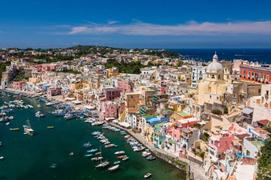 İtalya 'nın Procida bölgesindeki Terra Mulata bölgesindeki gözlem güvertesinden çarpışan kıyılar.