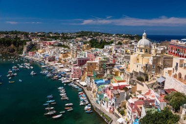 İtalya 'nın Procida bölgesindeki Terra Mulata bölgesindeki gözlem güvertesinden çarpışan kıyılar.