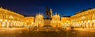 İtalya, Torino 'daki Piazza San Carlo' da heykel ve ikiz kiliseler