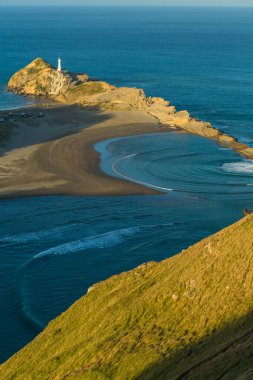 Deniz feneri ve Wairarapa, Yeni Zelanda 'daki Castle Point' teki Castle Rock 'tan görülen boşluk.