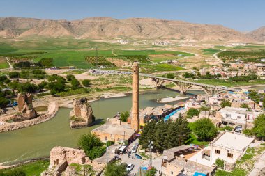 Hasankeif Şatosu 'ndan El Ruzuk Jami, Hasankeif Köprüsü ve Tsigris Nehri