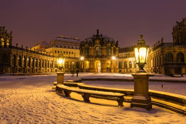 Dresden, Almanya 'da geceleri ışıklı Zwinger Sarayı ve karlı bahçeler