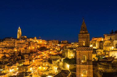 Matera Katedrali, St. Peter Kilisesi ve Matera, İtalya 'daki mağara evleri gece görüşü