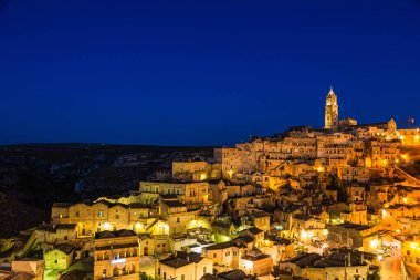 Matera Katedrali, St. Peter Kilisesi ve Matera, İtalya 'daki mağara evleri gece görüşü