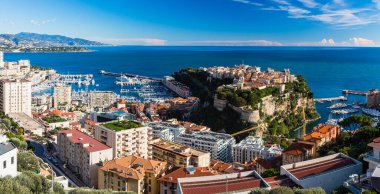 Monako-Ville ve Monako şehir merkezinin manzarası Monako tepelerinden görüldü.