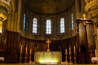 Avignon, Fransa 'daki Notre-Dame de Don Katedrali sunağı.