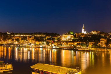 Belgrad kalesi ve Sırbistan 'ın Belgrad kentindeki Saba Nehri' nin gece manzarası