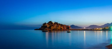 Karadağ sahilinden Sveti Stefan 'ın gece görüşü