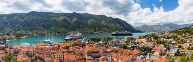 Karadağ 'ın Kotor duvarlarından görülen şehir manzarası ve Kotor Körfezi