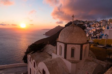 Gökyüzü, Yunanistan 'ın Santorini kentindeki St. Ioannis Theorogos Kilisesi' nden gün batımıyla boyanmış.