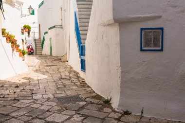 İtalya 'da beyaz bir kasaba olan Ostuni' nin sokakları.