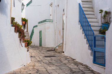İtalya 'da beyaz bir kasaba olan Ostuni' nin sokakları.