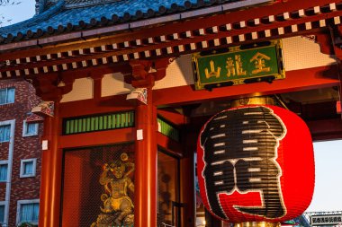  Sensoji Tapınağı 'ndaki Kaminarimon' un büyük fenerleri, Asakusa, Taito-ku, Tokyo