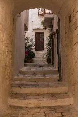 İtalya, Ostuni 'nin arka sokağı.