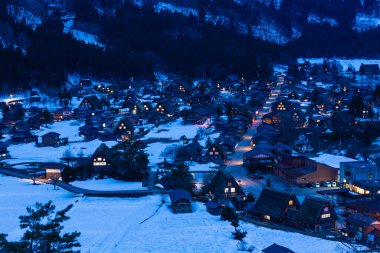 Hagimachi Kalesi harabelerinden gece görüşü Shirakawa-go, Gifu Bölgesi, Japonya