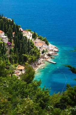 Hırvatistan 'ın Dubrovnik kıyısındaki turkuaz mavi deniz