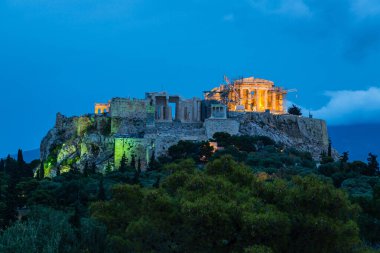 Yunanistan 'ın Atina kentindeki Aleopagus Tepesi' nde görülen Aydınlık Akropolis ve Parthenon