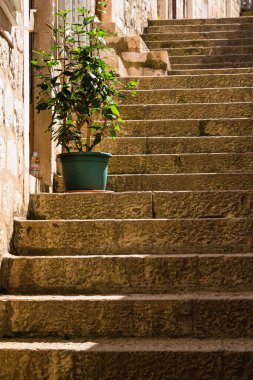 Hırvatistan 'ın eski Dubrovnik kentinin arka sokağındaki merdivenler