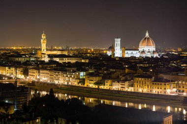 Firenze 'nin gece manzarası ve Piazzale Michelangelo, İtalya' dan görülen aydınlık Duomo.