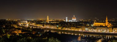 Floransa 'nın gece manzarası ve Piazzale Michelangelo, İtalya' dan görülen aydınlık Duomo.