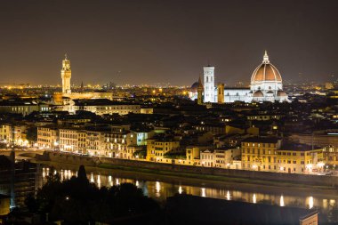 Floransa 'nın gece manzarası ve Piazzale Michelangelo, İtalya' dan görülen aydınlık Duomo.