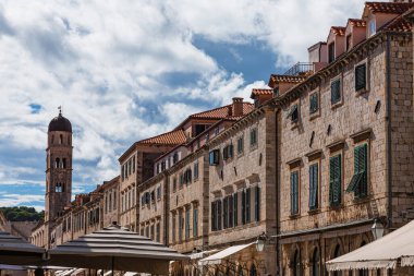 Fransisken manastırının çan kulesi ve Hırvatistan 'ın Dubrovnik Eski Kenti' nin şehir manzarası 